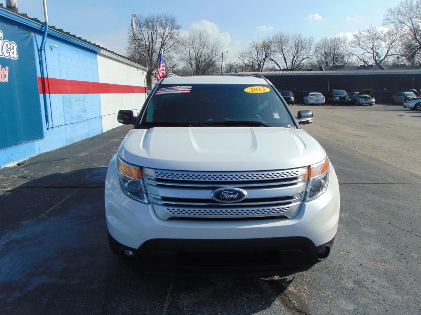 2013 White Ford Explorer (1FM5K7D8XDG) with an V6 3.5 Liter engine, Auto, 6-Spd w/SelShft transmission, located at 2105 Dixie Hwy, Louisville, KY, 40210, (502) 772-3333, 38.220932, -85.795441 - Photo#3